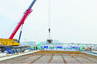 翔安大橋混凝土鋪裝使用起重滑車吊裝料斗