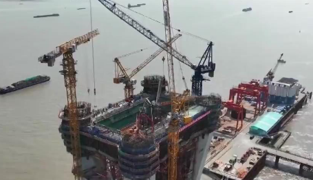 常泰長(zhǎng)江大橋使用起重滑車吊裝重物