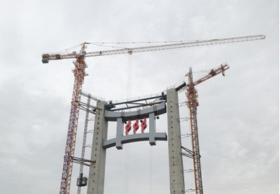 重慶開州大橋上橫梁吊裝完成