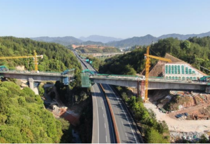 龍龍鐵路關(guān)山亭跨廈蓉高速大橋貫通