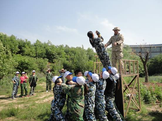 成華滑車公司員工信任背摔戶外活動展示圖