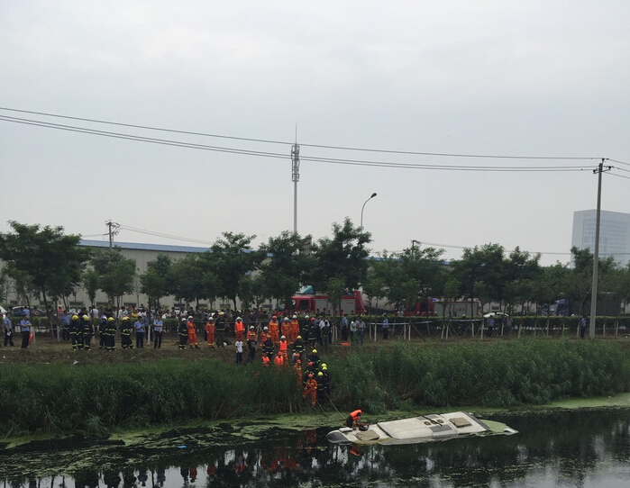 吊環(huán)型滑車全力助陣救助天津墜河客車展示圖