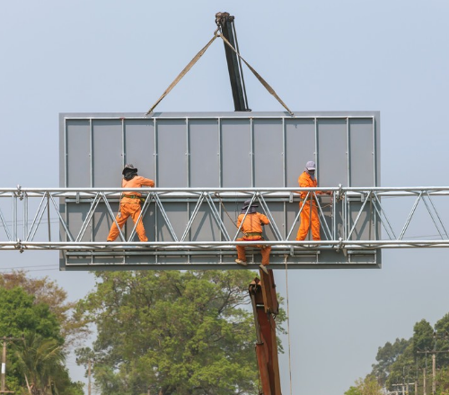 廣告牌安裝現(xiàn)場(chǎng)